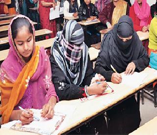 At school, the school started asking for the examination to draw | भायखळ्यात शाळेने परीक्षेआधी काढायला लावला बुरखा