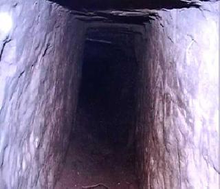 30 feet long tunnel found in Jammu Kashmir | जम्मू काश्मीरात सापडला 30 फूट लांब बोगदा