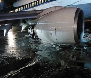 Aircraft tire broke out during landing in Mumbai airport | मुंबई विमानतळावर लँडींगदरम्यान विमानाचा टायर फुटला