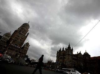 Heavy rain in Mumbai, incessant rains in Nashik | मुंबईत अवकाळी पावसाच्या सरी, नाशिकमध्येही दमदार पाऊस