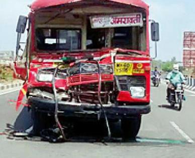 Strike driver seriously injured, 12 injured | एसटी टिप्परवर धडकली चालक गंभीर, १२ जखमी