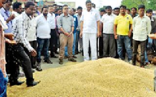 District Collector Hinganghat Market Committee | जिल्हाधिकारी हिंगणघाट बाजार समितीत District Collector Hinganghat Market Committee | जिल्हाधिकारी हिंगणघाट बाजार समितीत