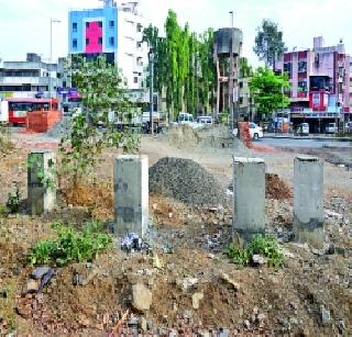 Pedestrian bridge worth Rs. | पादचारी पुलाचे कोटींचे ‘उड्डाण’ Pedestrian bridge worth Rs. | पादचारी पुलाचे कोटींचे ‘उड्डाण’