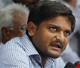 Mobile phones found outside Hardik Patel's jail | हार्दीक पटेलच्या तुरुंगाबाहेर सापडले मोबाईल फोन