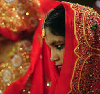 In Pakistan, a minor girl has been released from the marriage by the police | पाकिस्तानात अल्पवयीन मुलीची विवाहमंडपातून पोलिसांनी केली सुटका