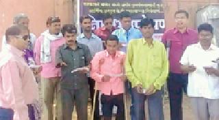 जिल्हा कचेरीसमोर अपंगांची निदर्शने