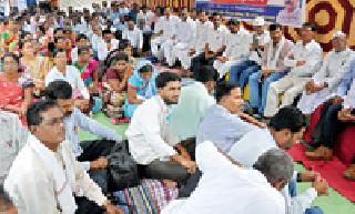 Village villagers protested against the school closure | शाळा बंदविरोधात ग्रामस्थ जिल्हा कचेरीवर धडकले Village villagers protested against the school closure | शाळा बंदविरोधात ग्रामस्थ जिल्हा कचेरीवर धडकले