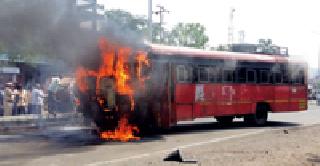 A bus rammed into the bus at Mahur | माहूर येथे धावती एसटी बस पेटली A bus rammed into the bus at Mahur | माहूर येथे धावती एसटी बस पेटली