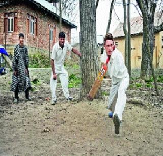 Both hands do not, but still do not bowl and bowl | दोन्ही हात नाहीत, तरीही करतो फलंदाजी अन गोलंदाजी