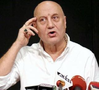 Sadhvi, Yogi should be put in jail - Anupam Kher | साध्वी, योगींना तुरुंगात टाकायला हवं - अनुपम खेर