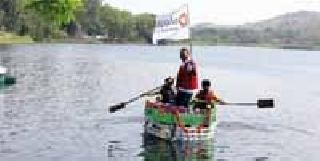 The yacht made by students from plastic bottles | प्लास्टिक बाटल्यांपासून विद्यार्थ्यांनी बनविली नौका