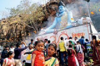 Feast of devotion to Pratapgad | प्रतापगडावर भक्तीचा महापूर Feast of devotion to Pratapgad | प्रतापगडावर भक्तीचा महापूर