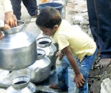 Generous hands enamored with water | पाणी दानासाठी सरसावले उदार हात Generous hands enamored with water | पाणी दानासाठी सरसावले उदार हात