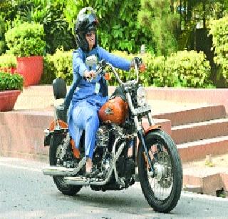 Ranjeet Ranjan came to the Parliament from 'Bike' | रणजित रंजन संसदेत आल्या ‘बाईक’वरून