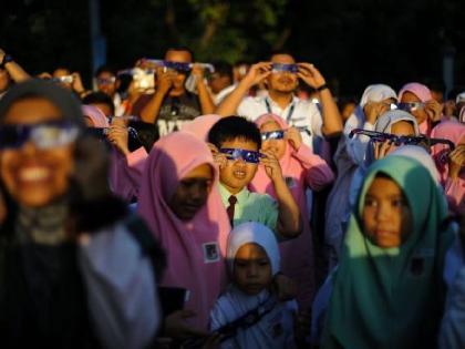 Full solar eclipse that appeared in Indonesia | इंडोनेशियात दिसलं पूर्ण सूर्यग्रहण