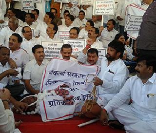 The symbolic funeral of the government drawn by the opposition | विरोधकांनी काढली सरकारची प्रतिकात्मक प्रेतयात्रा