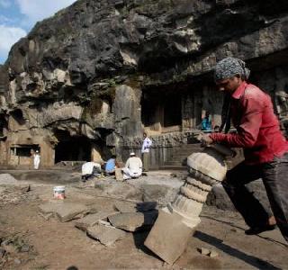 Ganjan took care of vinegar cages for 1500 years | गांजानं 1500 वर्षे केलं वेरूळच्या लेण्यांचं संरक्षण