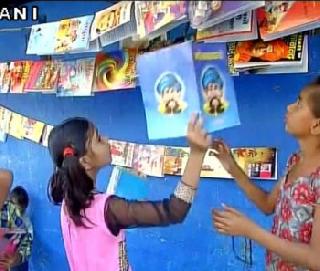 Third Lady runs child library for poor children | तिसरीतली मुलगी चालवते गरीब मुलांसाठी बाल पुस्तकालय