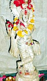 Idol of Shrikrushna in Khaga Kamega in the field | शेतातील खोदकामात श्रीकृष्णाची मूर्ती