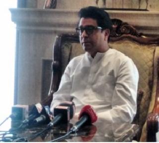 I am not soft, the rickshaw movement is temporarily adjourned - Raj Thackeray | मी नरमलो नाही, रिक्षा आंदोलन तात्पुरतं स्थगित - राज ठाकरे