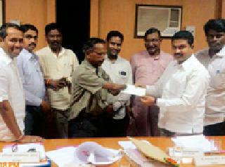 Check distribution for disabled people | अपंगांना धनादेश वितरण Check distribution for disabled people | अपंगांना धनादेश वितरण