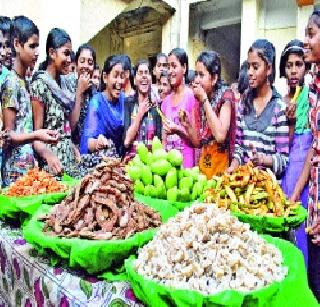 Girls enjoy the looted Ranmeve | मुलींनी लुटला रानमेव्याचा आनंद