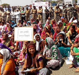 Lathi Charge on women who have been campaigning for alcohol prohibition | दारुबंदीसाठी आंदोलन करणा-या महिलांवर लाठीचार्ज