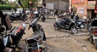 Road to the encroachment | रस्त्यालगतच्या अतिक्रमणाला अभय Road to the encroachment | रस्त्यालगतच्या अतिक्रमणाला अभय