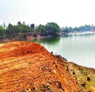 Fill the puddle table filled with soil! | नाढळ पाझर तलावात मातीचा भराव!