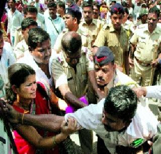 Activists lathiidera women! | आंदोलक महिलांवर लाठीमार!