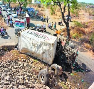 With the tire dismantling, the container collapsed below the bridge | टायर फुटल्याने कंटेनर पुलावरून खाली आदळला