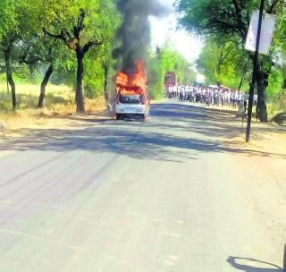 Thirty-three 'Burning Cars' in Telha | तेल्हा-यात ‘बर्निंंग कार’चा थरार! Thirty-three 'Burning Cars' in Telha | तेल्हा-यात ‘बर्निंंग कार’चा थरार!