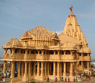 The security of the terrorists involved in the Somnath temple was torn apart by security forces | सोमनाथ मंदिरावरील दहशतवादी हल्याचा कट सुरक्षा यंत्रणांनी उधळला