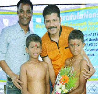 Swimmer's history created by swimmers | चिमुकल्या जलतरणपटूंनी रचला इतिहास Swimmer's history created by swimmers | चिमुकल्या जलतरणपटूंनी रचला इतिहास