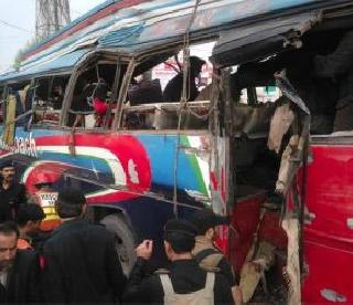 15 people die in Peshawar blasts | पेशावरमध्ये बसमध्ये झालेल्या बॉम्बस्फोटात 15 जणांचा मृत्यू