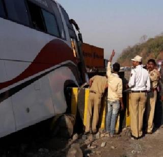 A private bus accident in Mumbai-Pune expressway, 1 dead | मुंबई-पुणे एक्स्प्रेस वेवर खासगी बसला भीषण अपघात, १ ठार