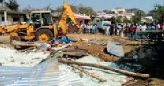 Encroachment was removed from the police constable | पोलीस बंदोबस्तात अतिक्रमण हटविले Encroachment was removed from the police constable | पोलीस बंदोबस्तात अतिक्रमण हटविले