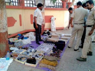 Sales on the streets of the uniform of the police: | पोलिसांच्या गणवेश साहित्याची रस्त्यावर विक्री :