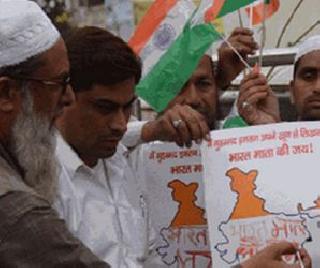 Muslims write 'Bharat Mata Ki Jai' as a protest against Owaisi | ओवेसीचा निषेध म्हणून मुस्लिमांनी रक्ताने लिहिलं 'भारत माता की जय'