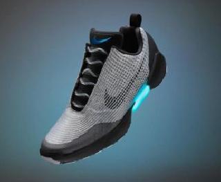 NIKE launches self-lace shoes | NIKEने लाँच केला आपोआप लेस बांधली जाणारा शूज