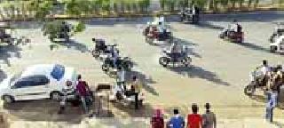 Stunt raiding, youthful bustle | स्टंट रायडिंग, तरुणाई बिथरली Stunt raiding, youthful bustle | स्टंट रायडिंग, तरुणाई बिथरली