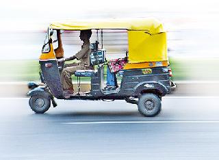 Waiting for rickshaw | वाट बघतोय रिक्षावाला..