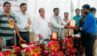 Inefficiency of officers was stuck in development | अधिकाऱ्यांच्या निष्क्रियतेने विकास अडला