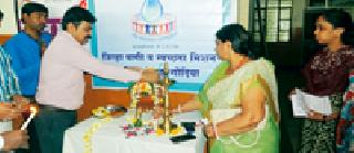 All sections should take the initiative to save water | पाणी बचतीसाठी सर्व विभागांनी पुढाकार घ्यावा All sections should take the initiative to save water | पाणी बचतीसाठी सर्व विभागांनी पुढाकार घ्यावा