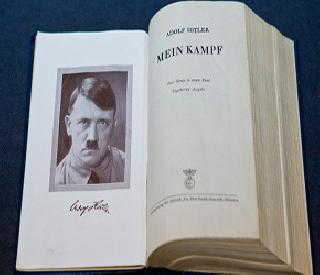 Copy of 'Moin Kamph' from Hitler, sold for 20 thousand dollars | 20 हजार डॉलर्समध्ये विकली गेली हिटलरकडील ' माईन काम्फ'ची कॉपी