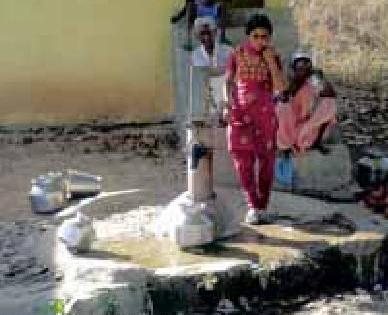 Woe for water in village Deolwada | देऊळवाडा गावात पाण्यासाठी हाहाकार Woe for water in village Deolwada | देऊळवाडा गावात पाण्यासाठी हाहाकार
