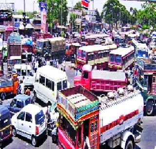 Traffic trucks in the rocky market due to unauthorized parking | अनधिकृत वाहनतळामुळे खडकी बाजारात वाहतूककोंडी