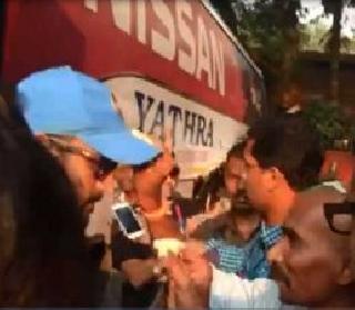 Rangpurchimi with Dhoni fans before the match | सामन्यापूर्वी धोनीची चाहत्यांसोबत रंगपंचमी