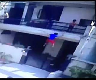 The boy fell down from the balcony in the nose of balloon, saved his life | फुगे मारण्याच्या नादात मुलगा बाल्कनीतून खाली पडला, नशीबानं जीव वाचला