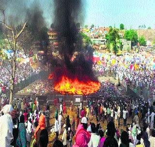 Start the salon yatra by lighting coconut Holi | नारळाची होळी पेटवून सैलानी यात्रेला प्रारंभ